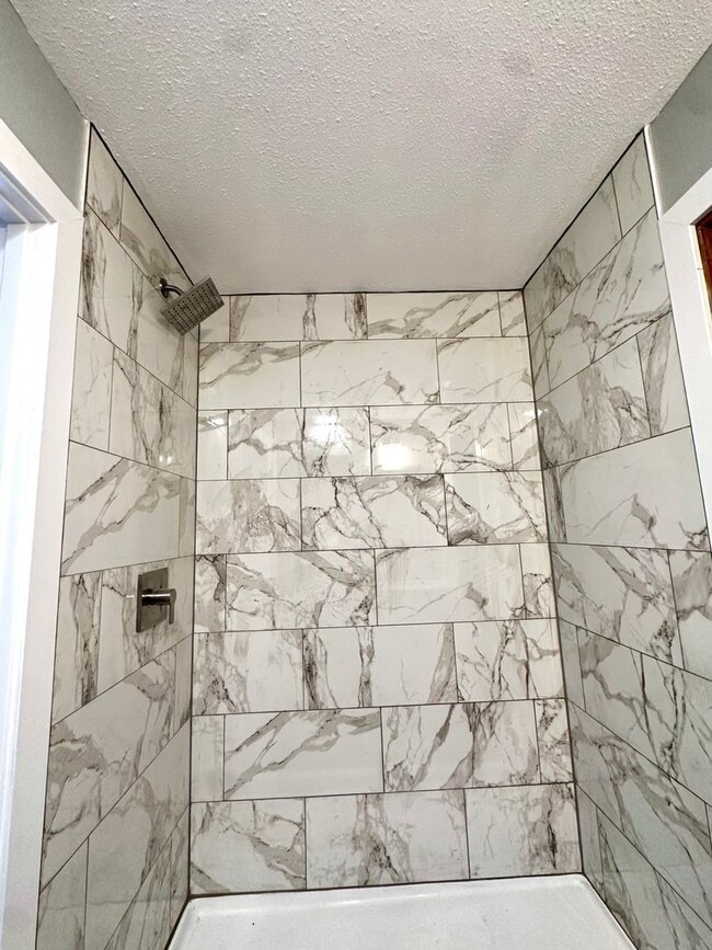 Building Photo - Newly Renovated 1 Bed / 1 Bath in Central ...