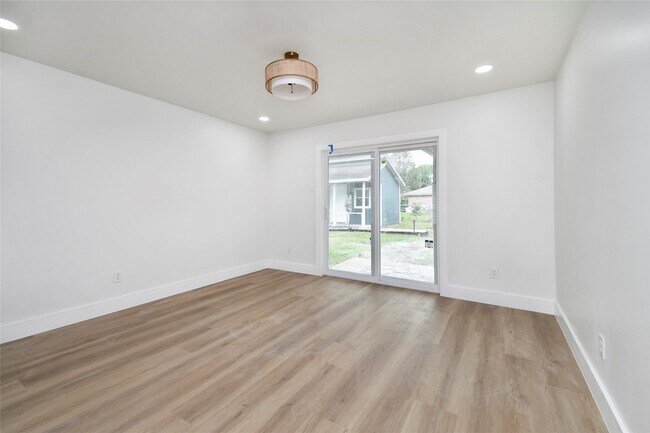 Foto del edificio - 7210 Lumber Jack Dr