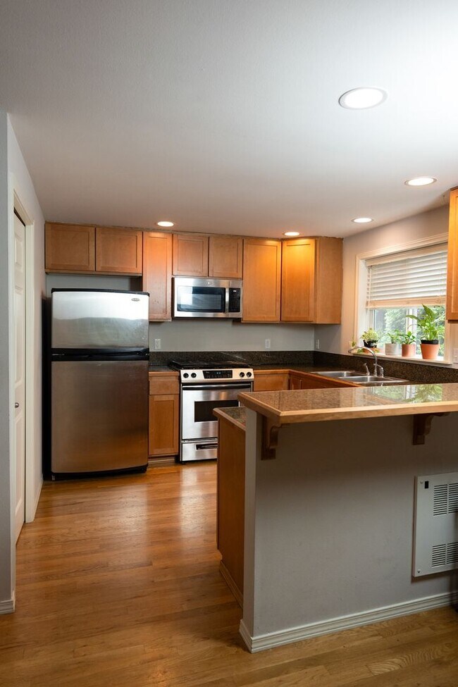 Foto del edificio - Spacious Greenwood Townhome with Private B...