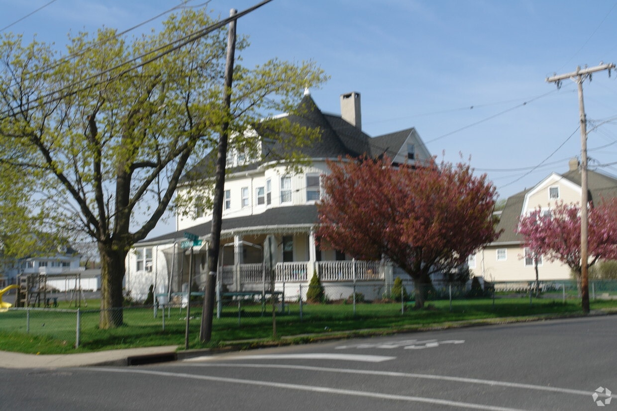 Building Photo - 76 2nd Ave