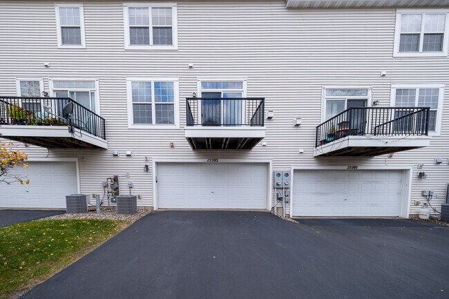 Foto del edificio - 15593 Junegrass Ln