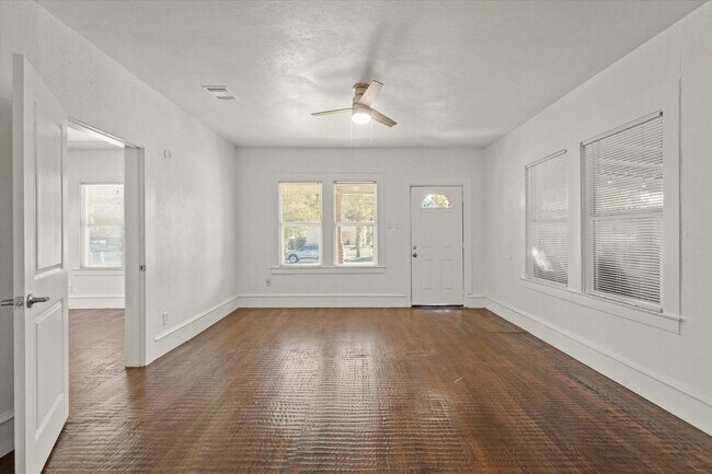 Building Photo - 927-929 S Rosemont Ave