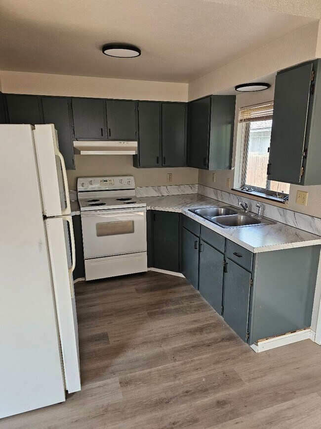Building Photo - Cute Duplex! One car garage in great locat...