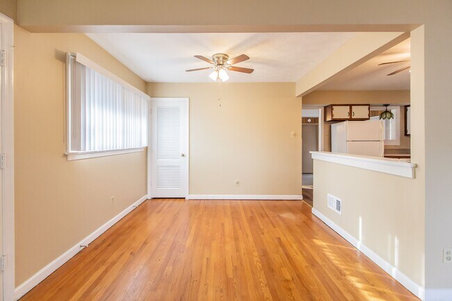 Building Photo - Lovely Large 3 Bedroom 1 1/2  Bath Ranch Style Home