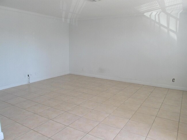 Building Photo - 405 N Cypress Dr