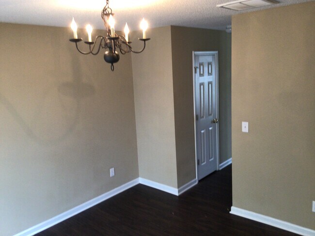 Building Photo - 2 Glenrose Court