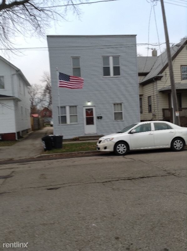 Primary Photo - 3 br, 1 bath Apartment - 5021 14 ave 1 Unit 1