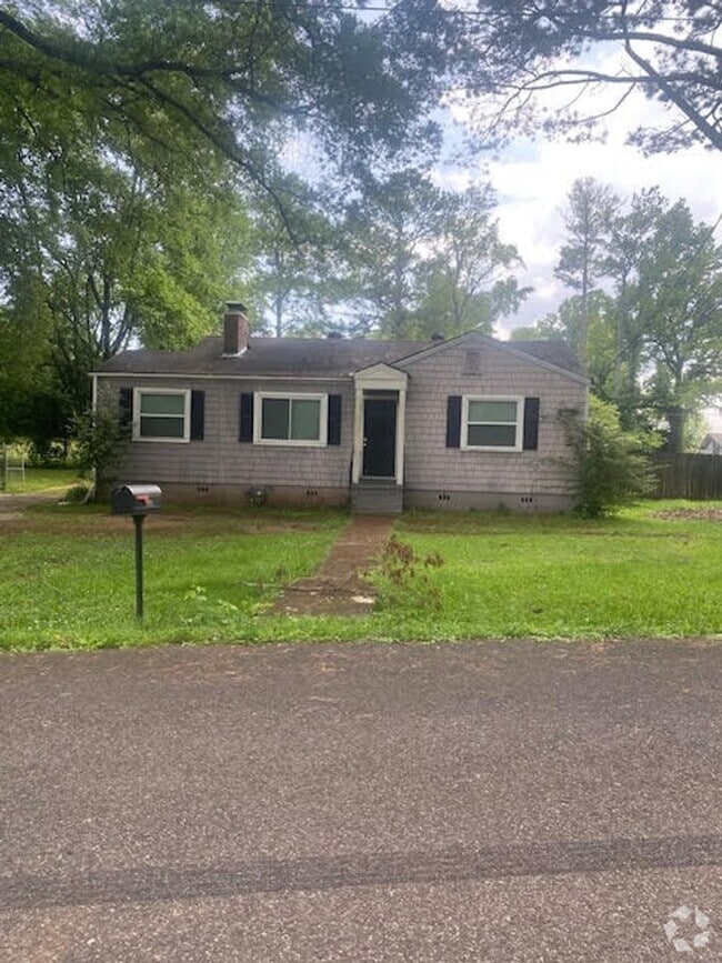Building Photo - 601 Camp Cir