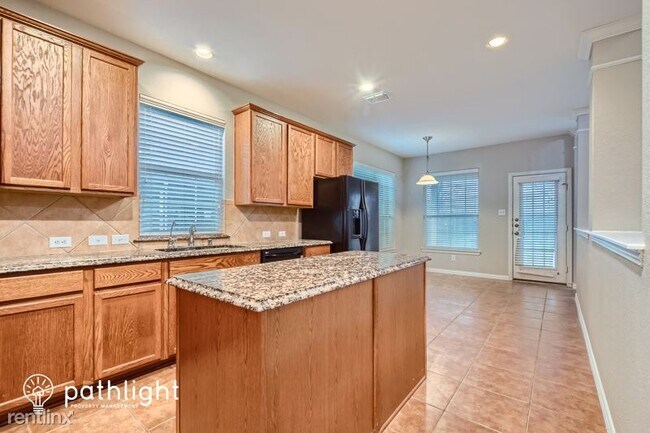 Building Photo - 4 br, 2.5 bath House - 323 Deaton Dr UNIT