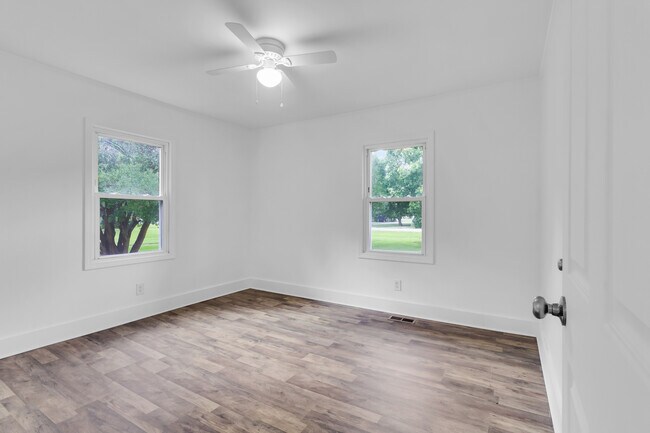 Building Photo - 300 Battleground Ave