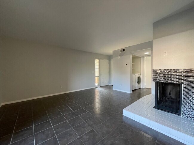 Foto del edificio - 6510 College Grove Dr