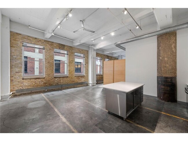 Building Photo - 700 N Washington Ave