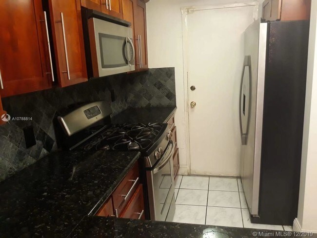 Foto del edificio - 6890 N Kendall Dr