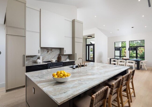 Foto del edificio - STUNNING REMODELED 4-BEDROOM, 3.5-BATH FUR...