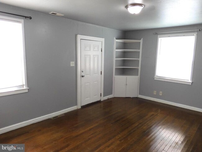 Foto del edificio - 8220 Cornwall Rd