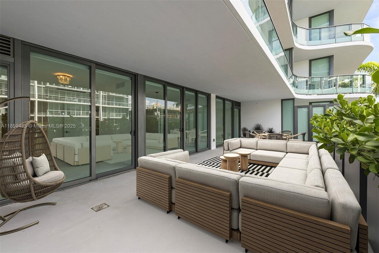 Foto principal - 9901 W Bay Harbor Dr