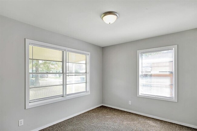 Foto del edificio - 7209 Blue Jay Dr