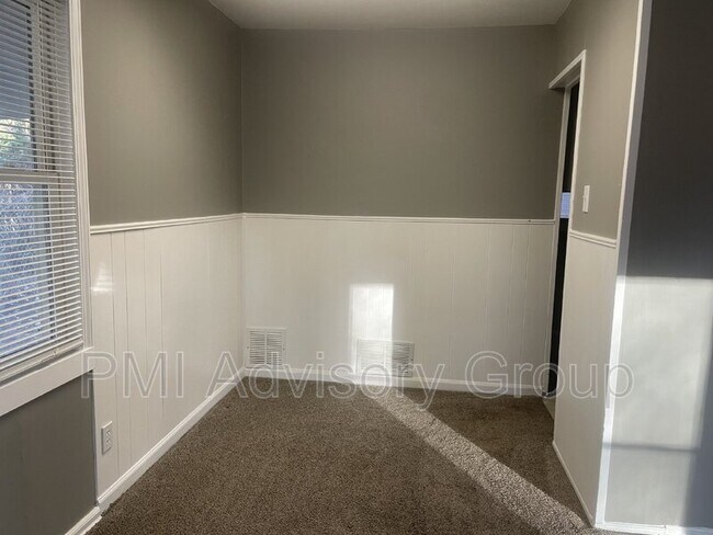 Foto del edificio - 2544 SW Sunset Rd
