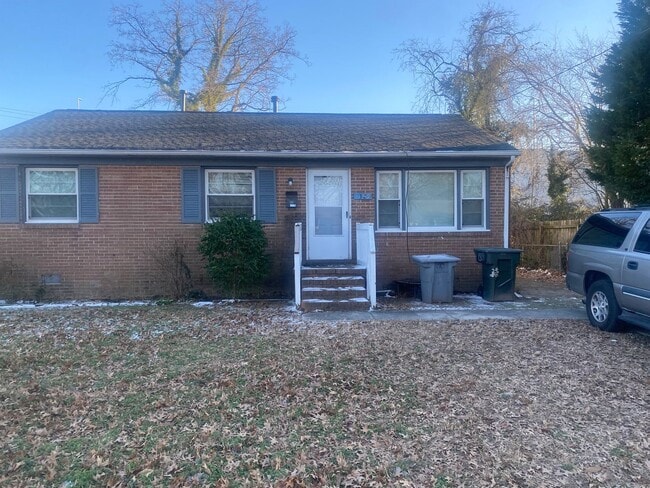 Building Photo - Cozy 3 Bedroom 1.5 Bathroom Ranch Located in Hampton VA