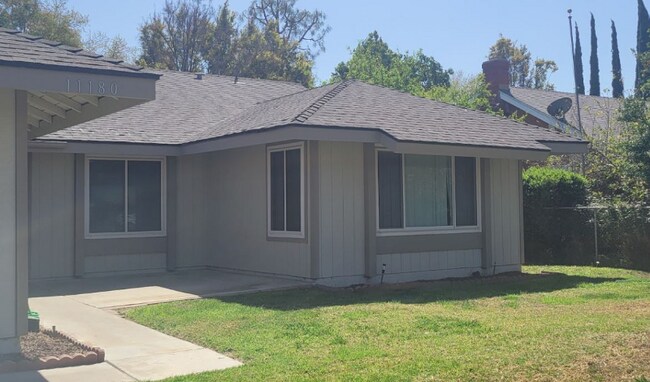 Foto del edificio - 11180 Cochran Ave