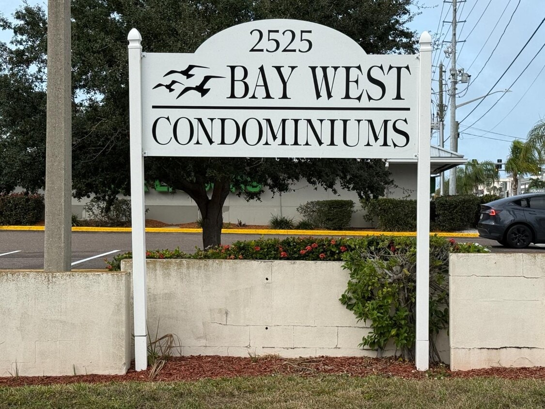 Primary Photo - 2525 W Bay Dr