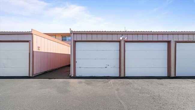 Building Photo - 3121 W Hood Ave
