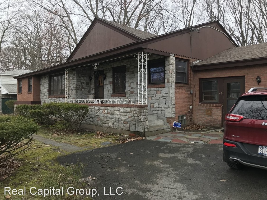 Primary Photo - 3 br, 1.5 bath House - 42 Bayberry Rd