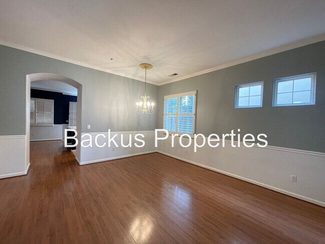 Building Photo - Wonderful four bedroom home close to shopping centers and parks