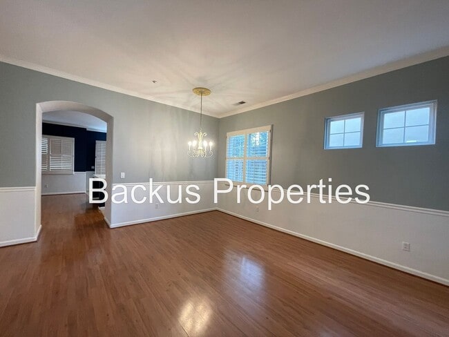 Foto del edificio - Wonderful four bedroom home close to shopping centers and parks