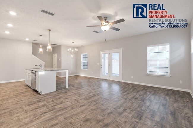 Foto del edificio - Beautiful 3 bedroom Townhome off of Joe B. Jackson! Neighborhood pool, attached garage, washer/dr...