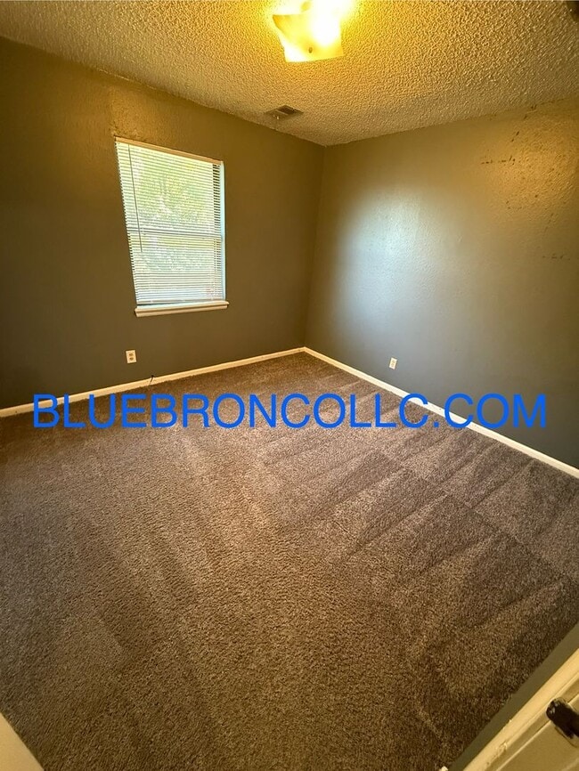 Building Photo - Cute 2 bedroom 1 bathroom home with 1 car ...