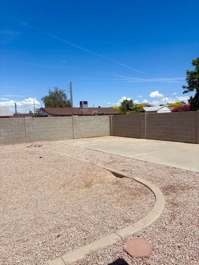 Building Photo - **EXCELLENT UPGRADED 3 BEDROOM/1 BATHROOM/...