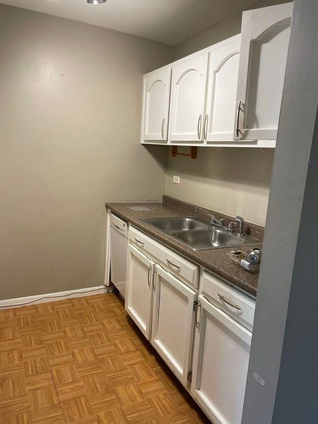 Building Photo - 580 Hill Dr