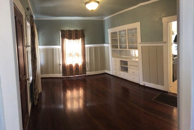 Building Photo - Charming home with private gate