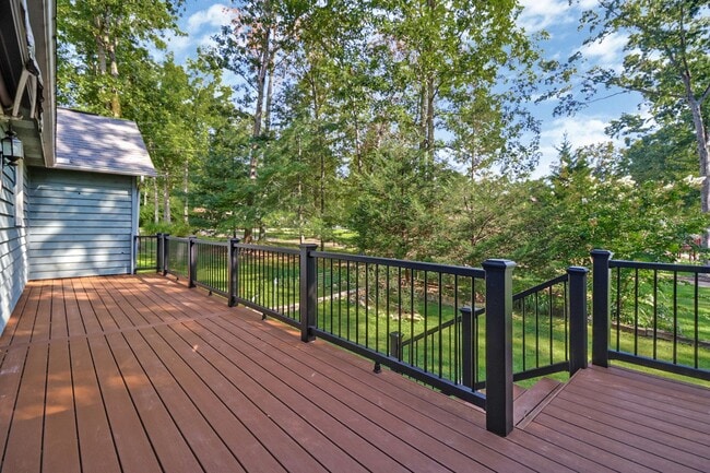 Building Photo - Immaculate, fully furnished property with lake views. Available for 6 to 12 month lease