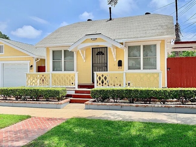 Building Photo - Charming single story home