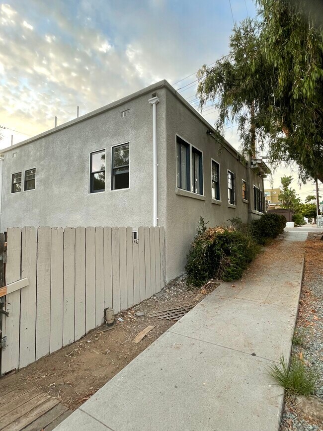 Building Photo - 745 Robinson Ave