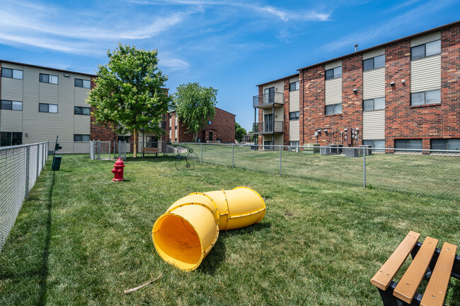 Building Photo - Oakwood Estates