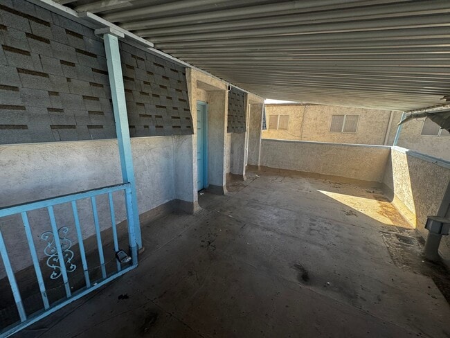 Foto del edificio - SPACIOUS AND REMODELED 1 BEDROOM 1 BATH, SECOND FLOOR UNIT