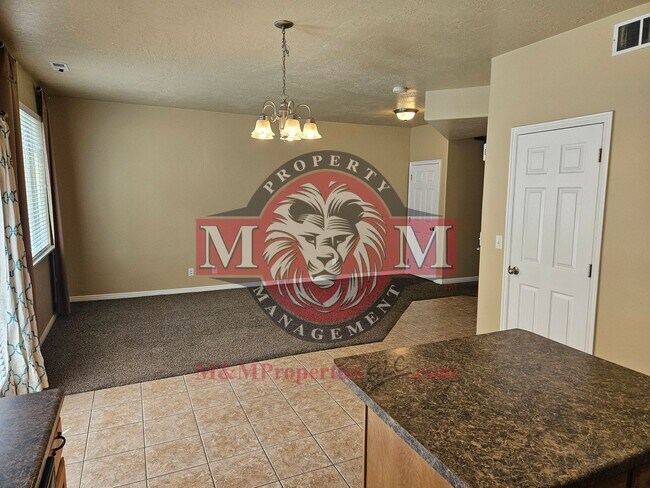Foto del edificio - 3 Bd 2.5 Bath Condo 2 Car Garage