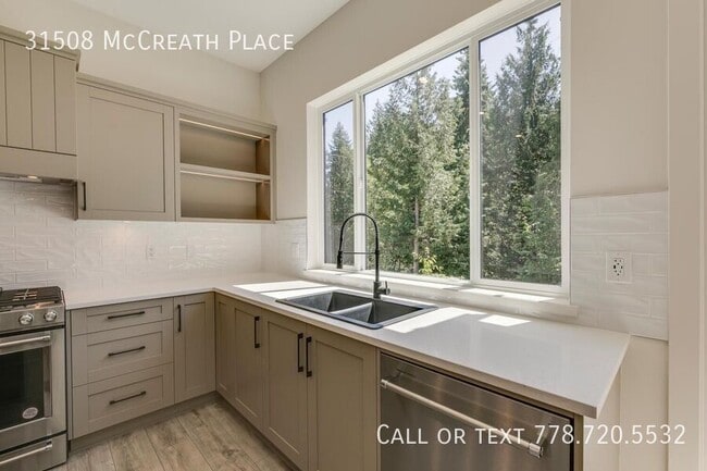 Building Photo - New Executive 6 Bedroom 4 Bathroom Home