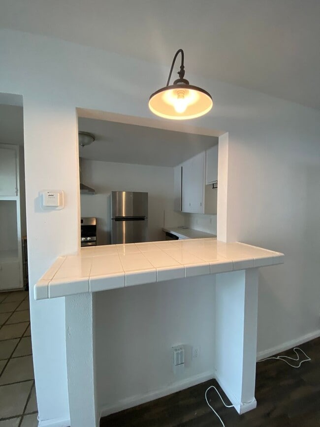 Building Photo - Cozy 2-Bedroom Apartment Just Steps from the Ocean Bluffs!