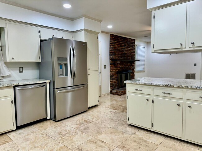 Foto del edificio - Nice 4BR Home in Perfect Location