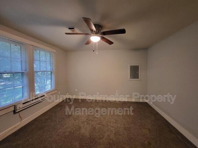 Building Photo - 925 Troupe St
