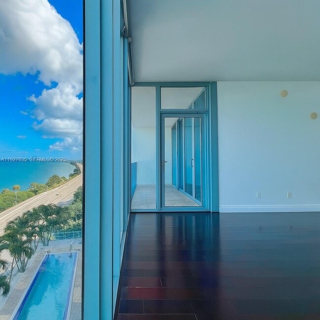 Foto del edificio - 601 NE 36th St