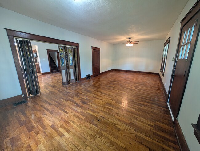Foto del edificio - 300 SW Broadmoor Ave