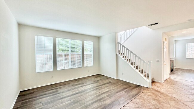 Foto del edificio - Beautifully Maintained & Spacious Two-Stor...