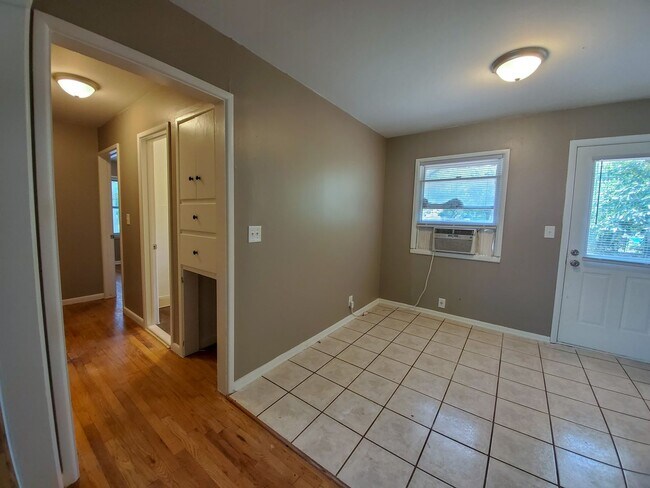 Foto del edificio - 2 bedroom 1 bath bungalow in Shawnee.