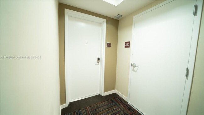 Building Photo - 7661 NW 114th Pl