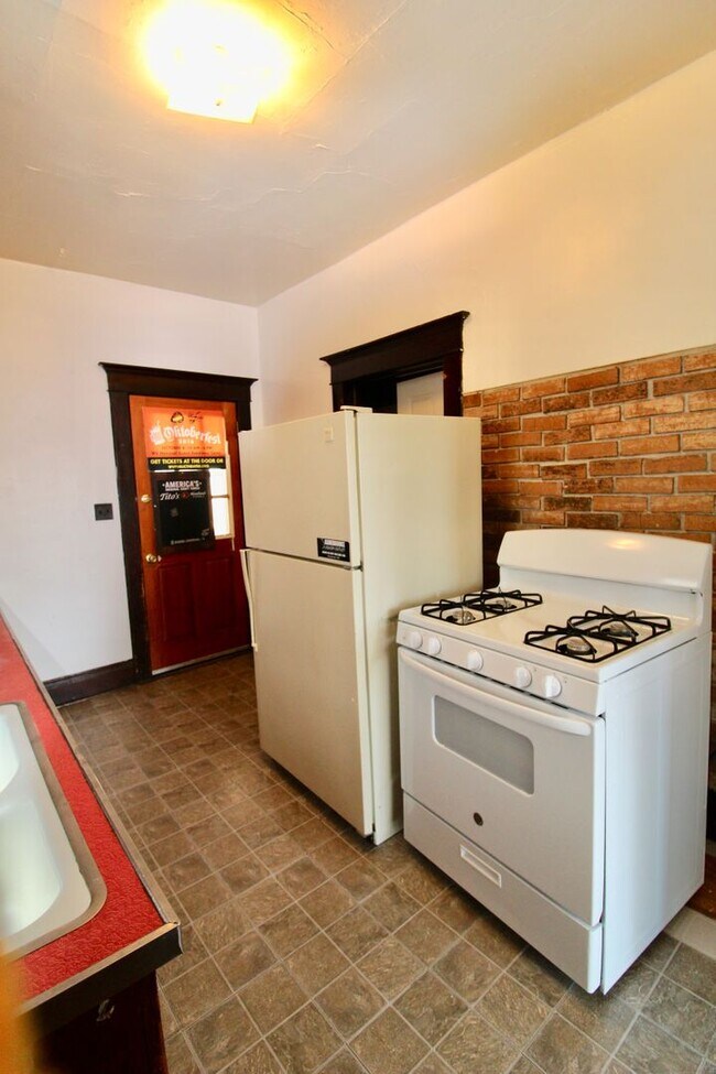 Foto del edificio - Sunny Side - 3 Bedroom Big House - Available 5/27/2026